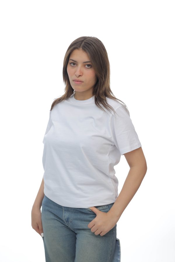 ⁦WOMEN'S BASIC WHITE T-SHIRT⁩ - الصورة ⁦2⁩