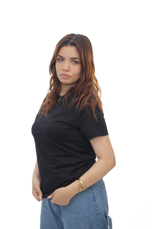 ⁦WOMEN'S BASIC BLACK T-SHIRT⁩ - الصورة ⁦2⁩