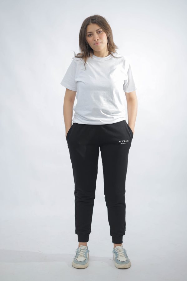 ⁦WOMEN'S BASIC WHITE T-SHIRT⁩ - الصورة ⁦3⁩