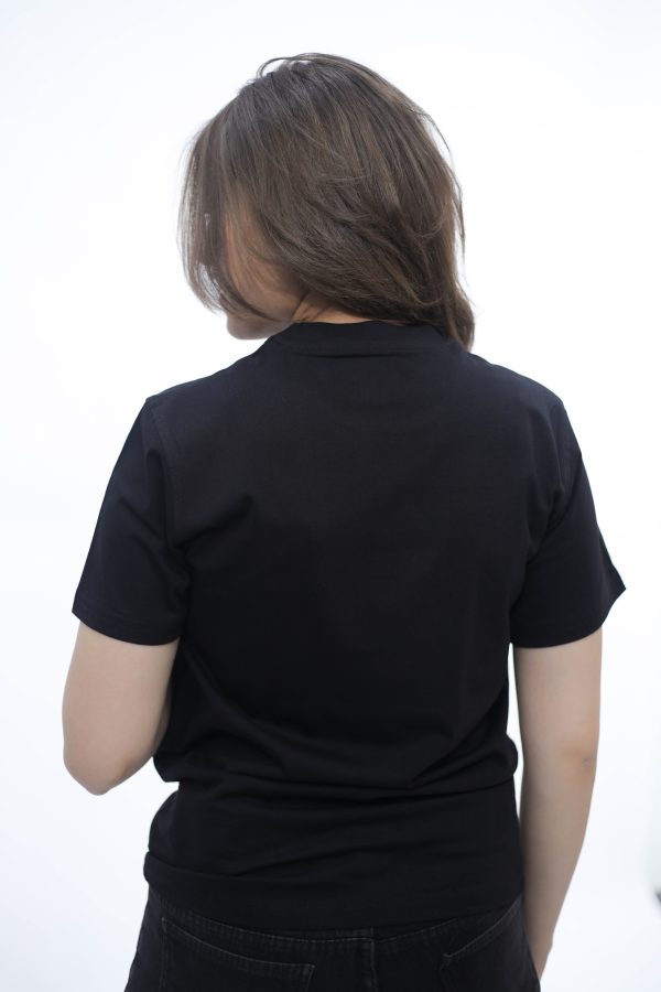 ⁦BLACK T-SHIRT FLOWERS⁩ - الصورة ⁦3⁩